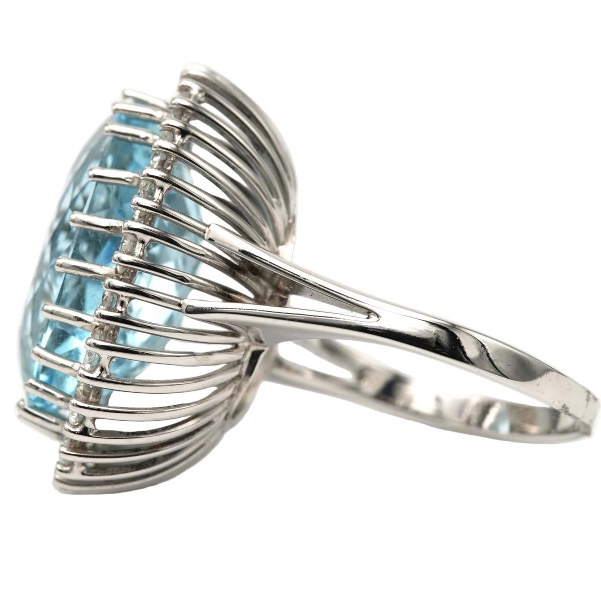 Bague Entourage en or blanc, aigue - marine et diamants - Castafiore