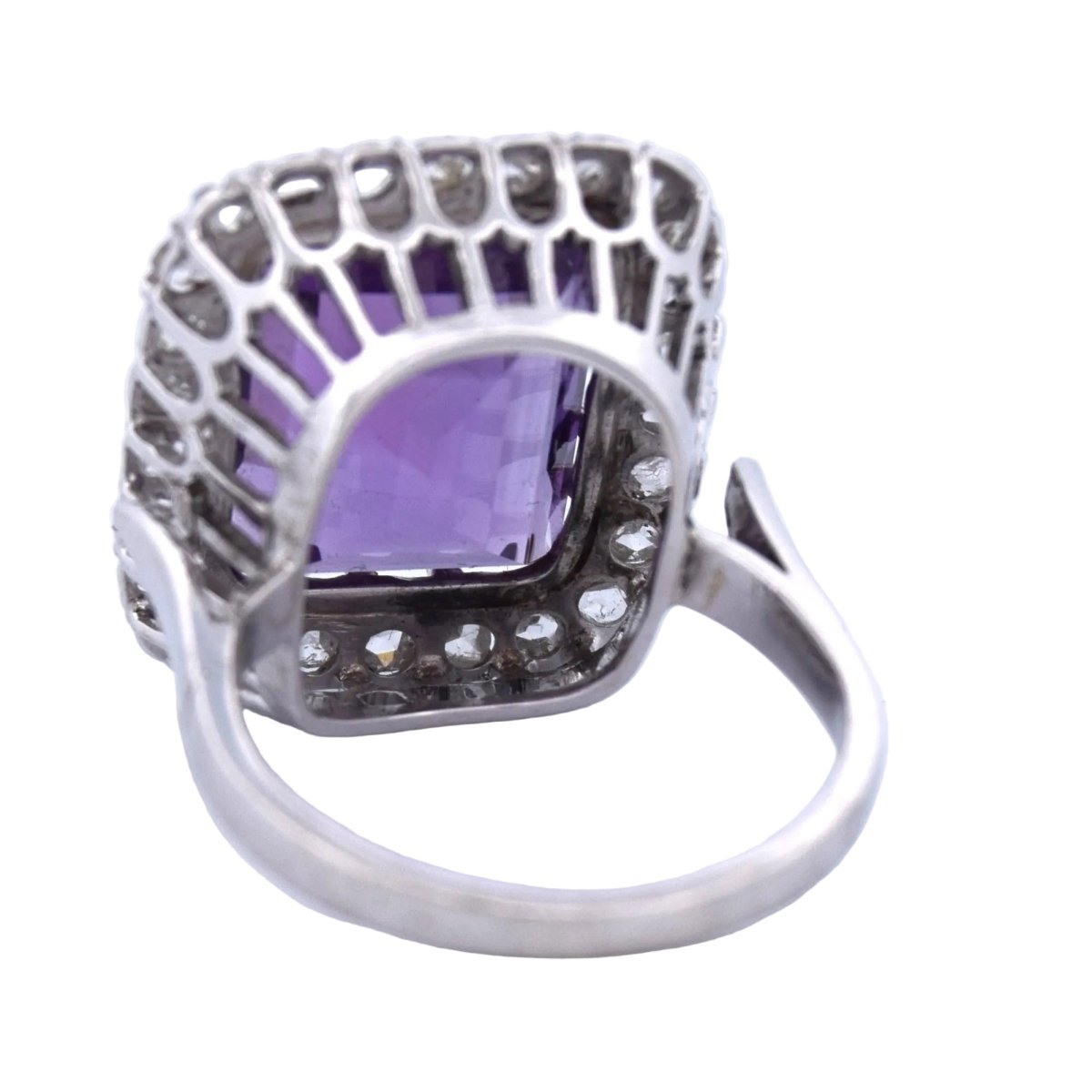 Bague Entourage en or blanc, améthyste et diamants - Castafiore