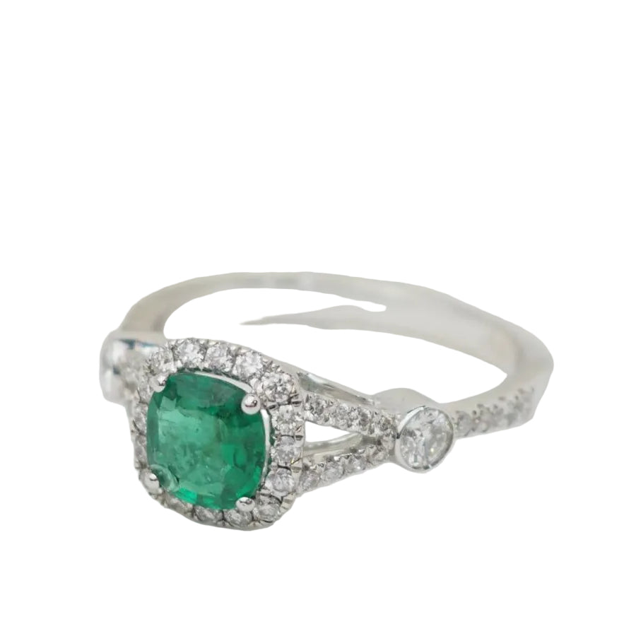 Bague entourage en or blanc, émeraude 0.61ct et diamants - Castafiore