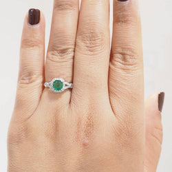 Bague entourage en or blanc, émeraude 0.61ct et diamants - Castafiore