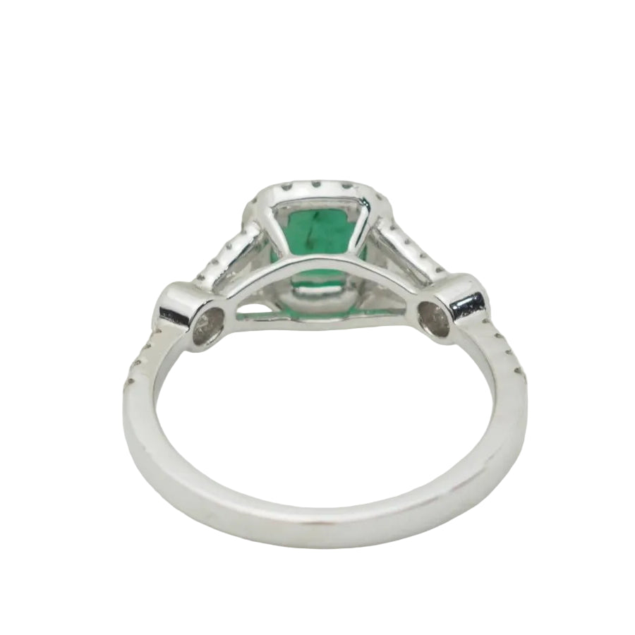 Bague entourage en or blanc, émeraude 0.61ct et diamants - Castafiore