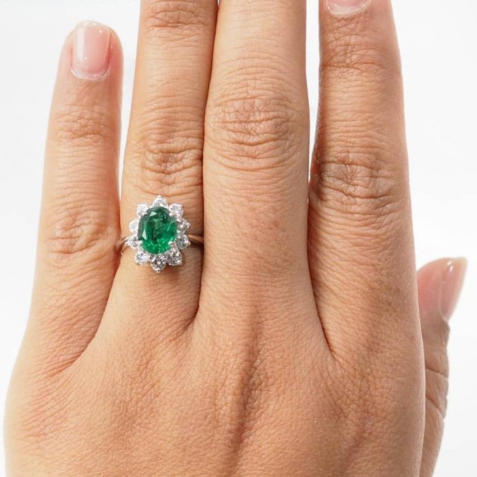 Bague entourage en or blanc, émeraude de Zambie et diamants - Castafiore