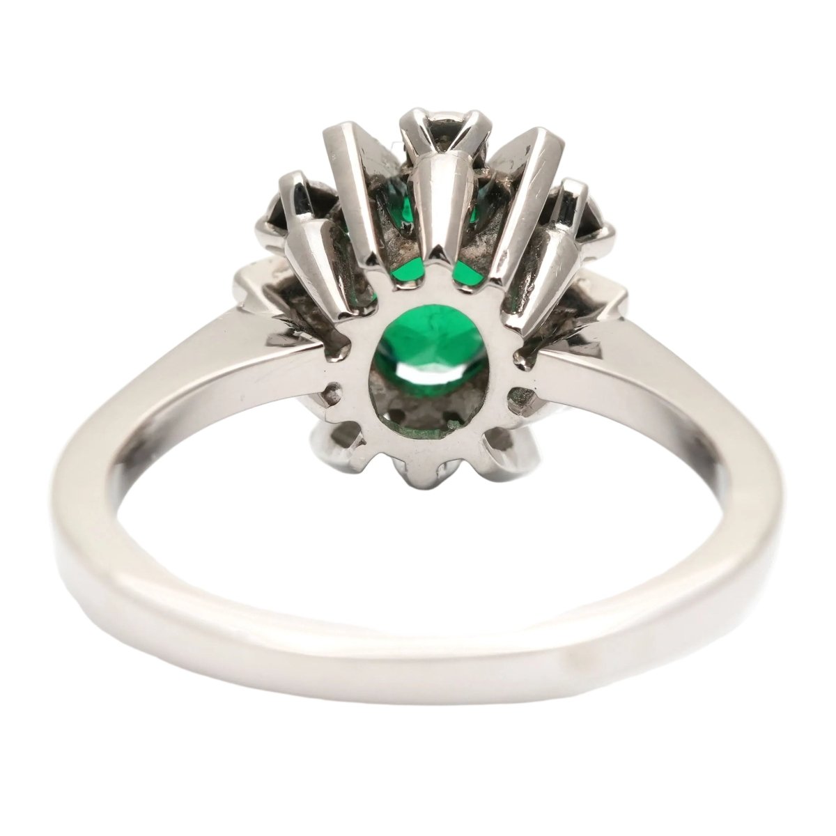 Bague Entourage en or blanc, émeraude et diamants - Castafiore