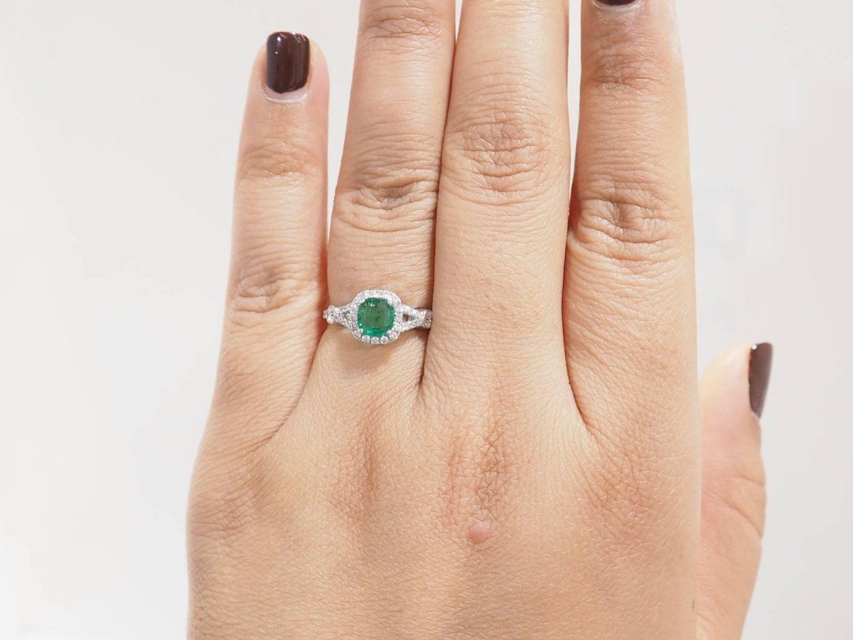 Bague Entourage en or blanc, émeraude et diamants - Castafiore