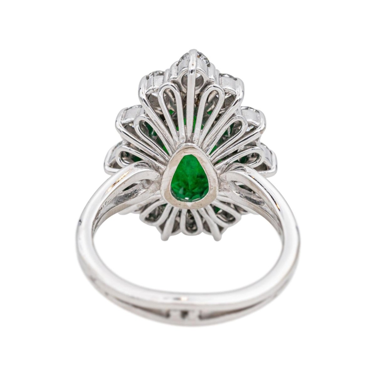 Bague Entourage en or blanc, émeraude et diamants - Castafiore