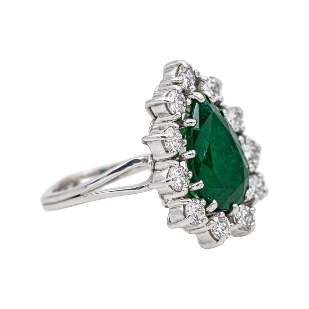 Bague Entourage en or blanc, émeraude et diamants - Castafiore