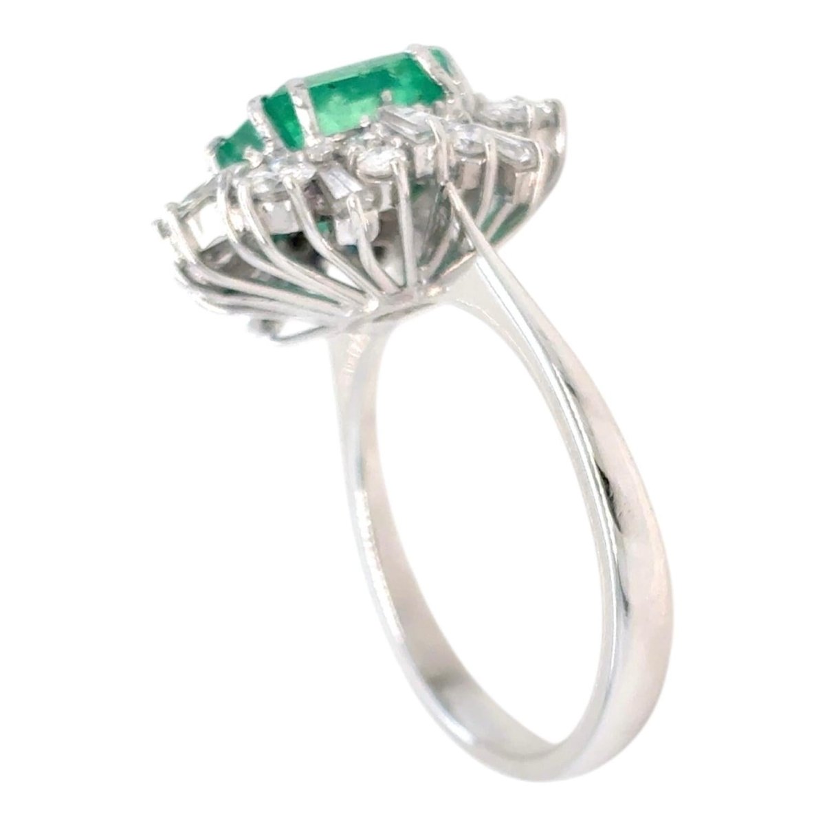 Bague Entourage en or blanc, émeraude et diamants - Castafiore