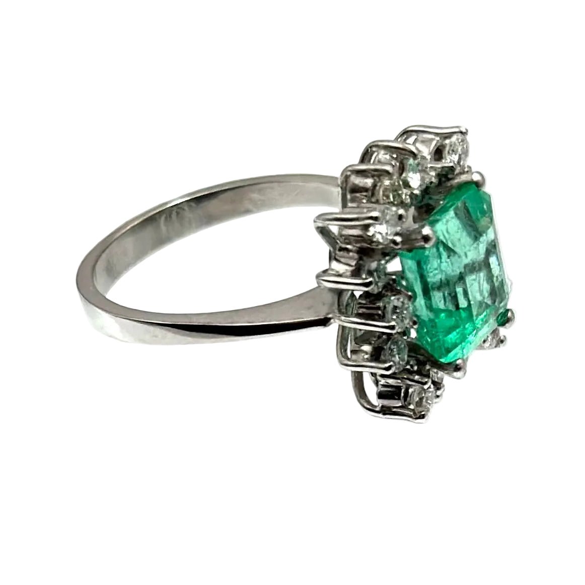 Bague Entourage en or blanc, émeraude et diamants - Castafiore