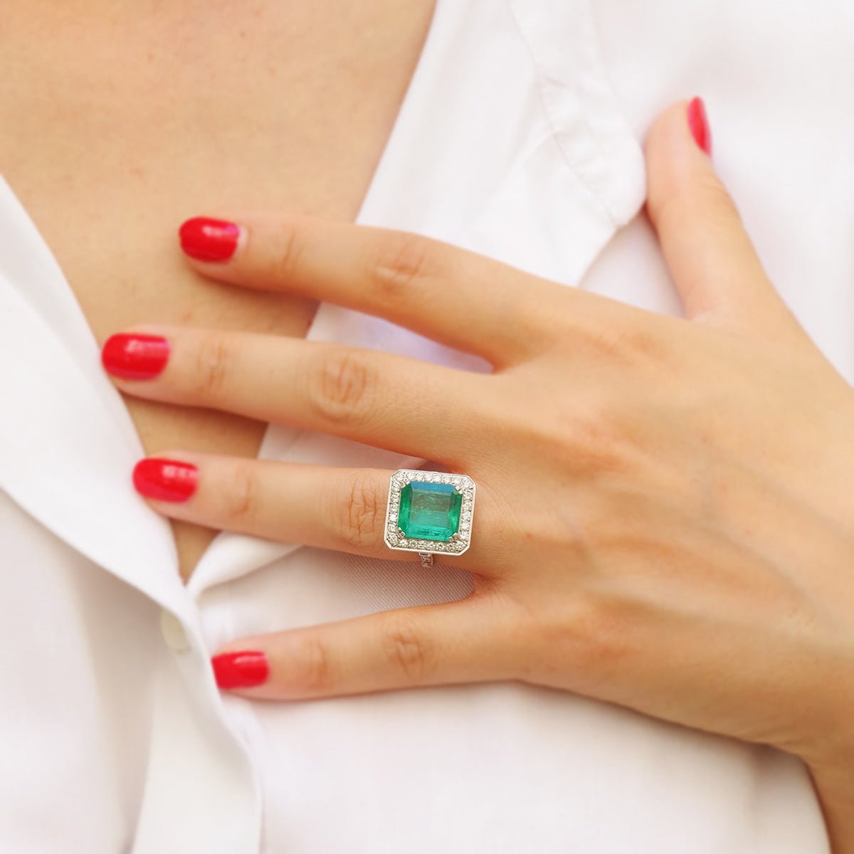 Bague Entourage en or blanc, émeraude et diamants - Castafiore