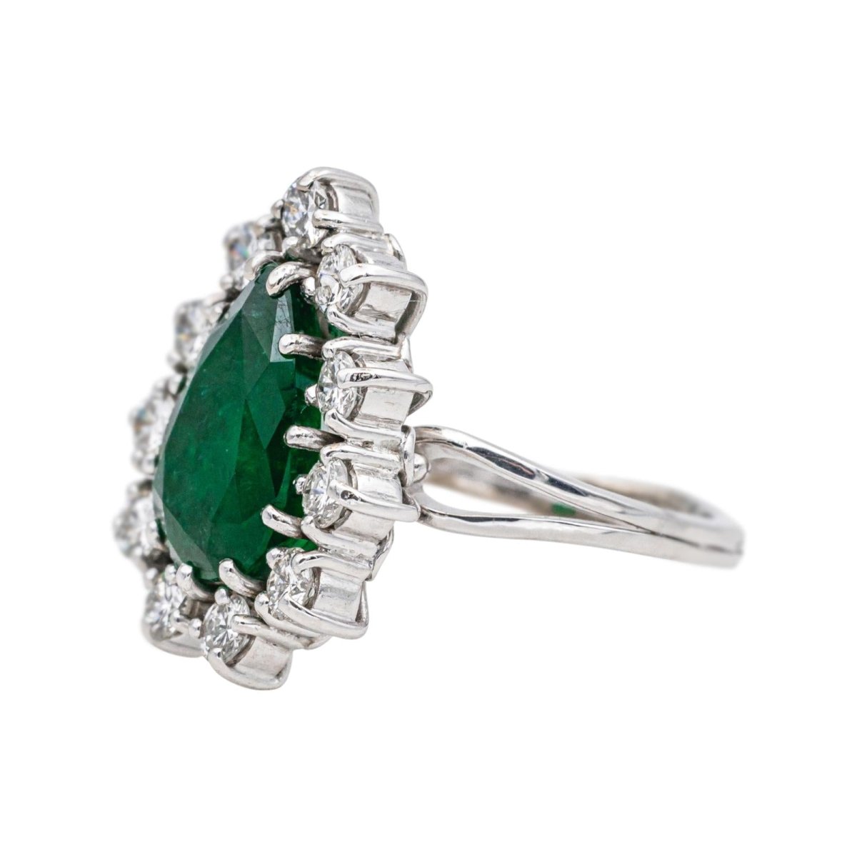 Bague Entourage en or blanc, émeraude et diamants - Castafiore