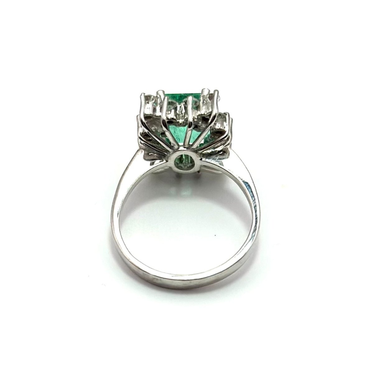 Bague Entourage en or blanc, émeraude et diamants - Castafiore