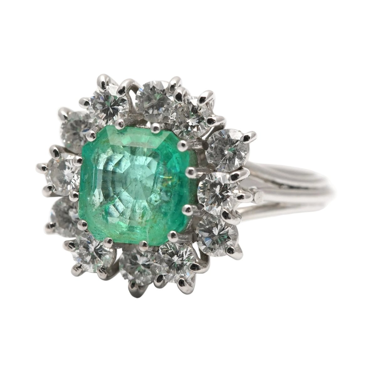 Bague Entourage en or blanc, émeraude et diamants - Castafiore