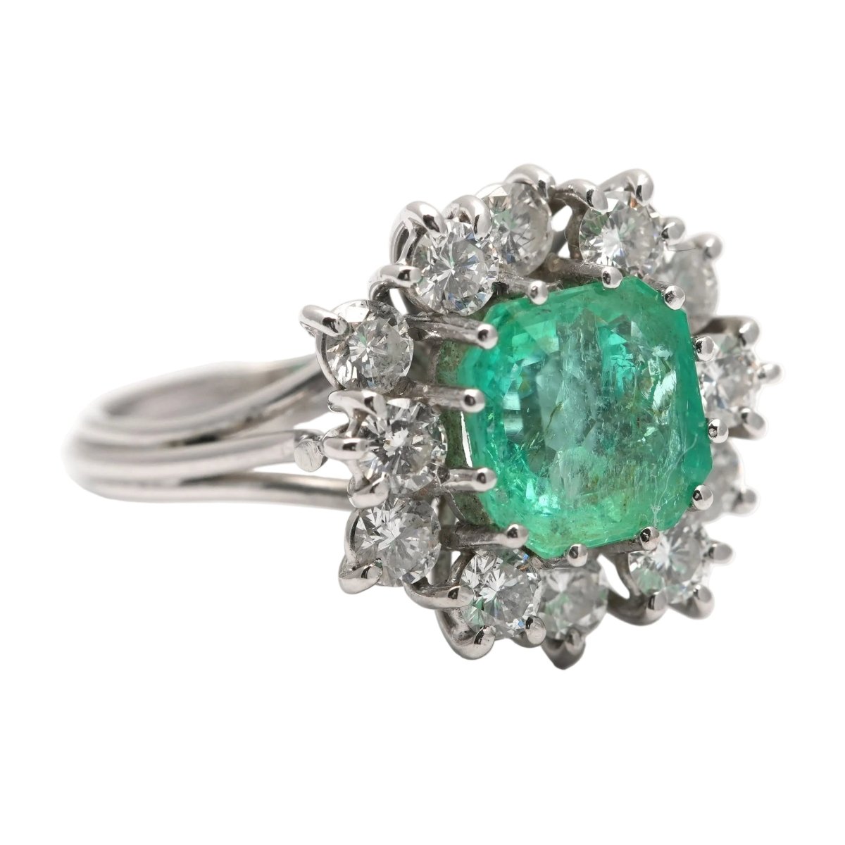 Bague Entourage en or blanc, émeraude et diamants - Castafiore
