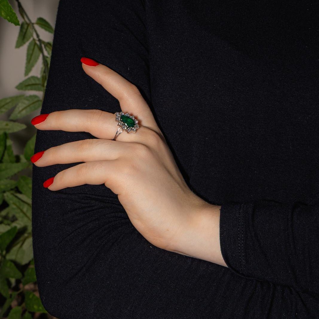 Bague Entourage en or blanc, émeraude et diamants - Castafiore