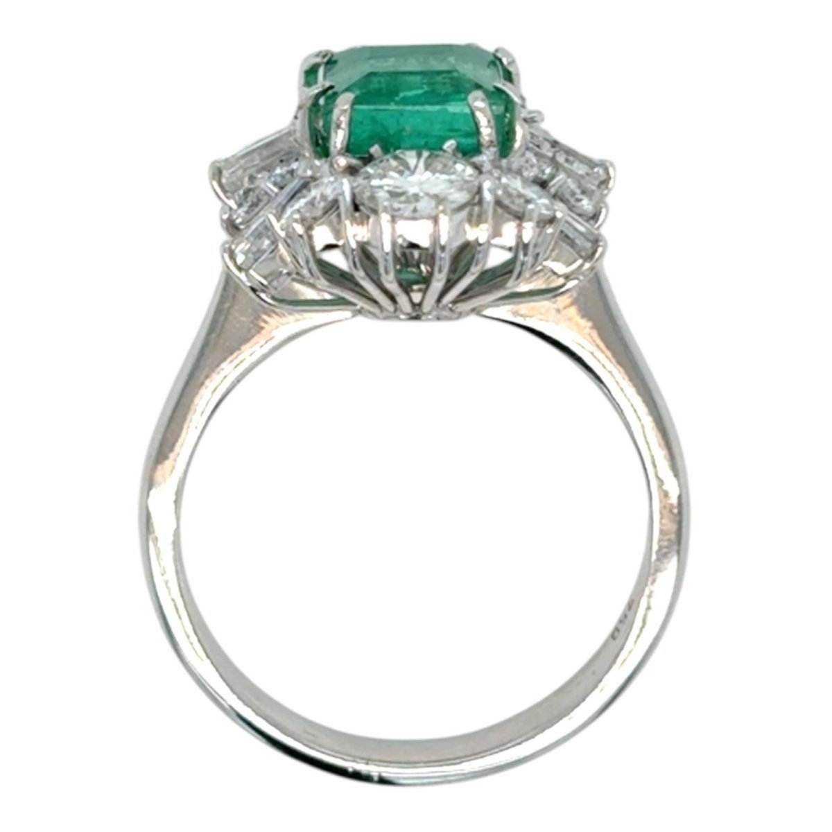 Bague Entourage en or blanc, émeraude et diamants - Castafiore