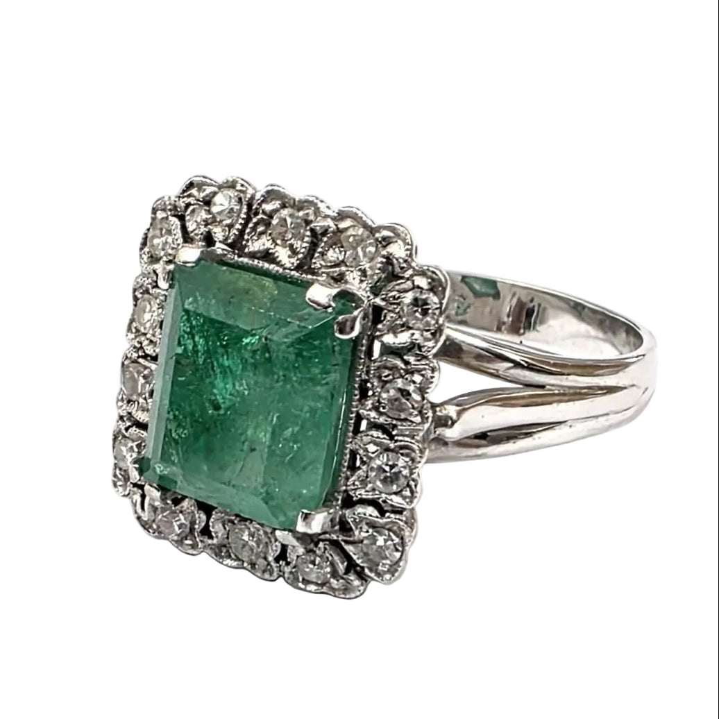 Bague Entourage en or blanc, émeraude et diamants - Castafiore
