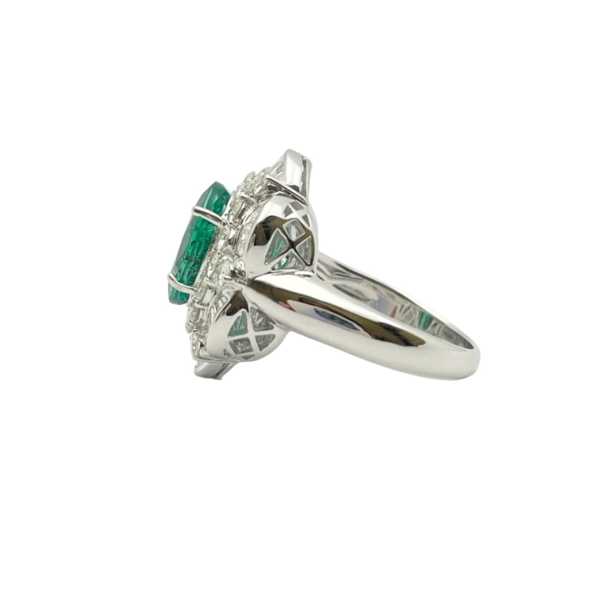 Bague Entourage en or blanc, émeraude et diamants - Castafiore