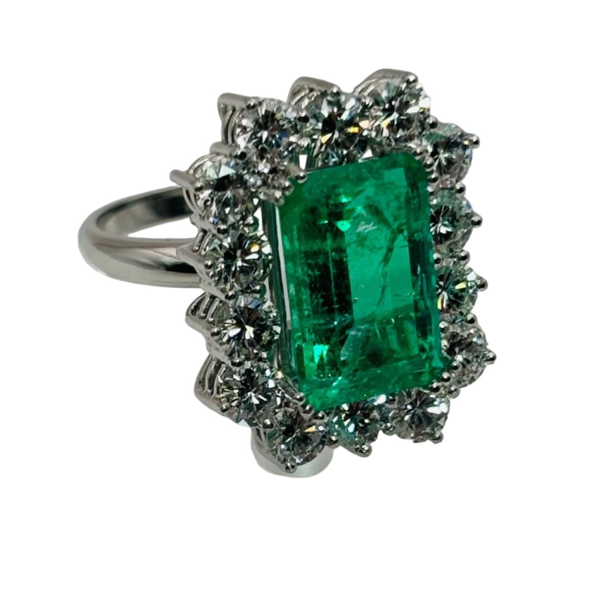 Bague Entourage en or blanc, émeraude et diamants - Castafiore