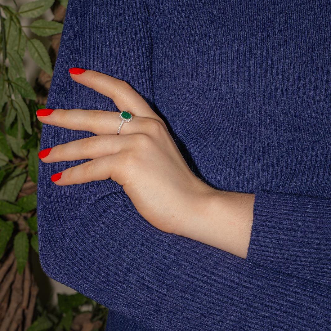 Bague Entourage en or blanc, émeraude et diamants - Castafiore