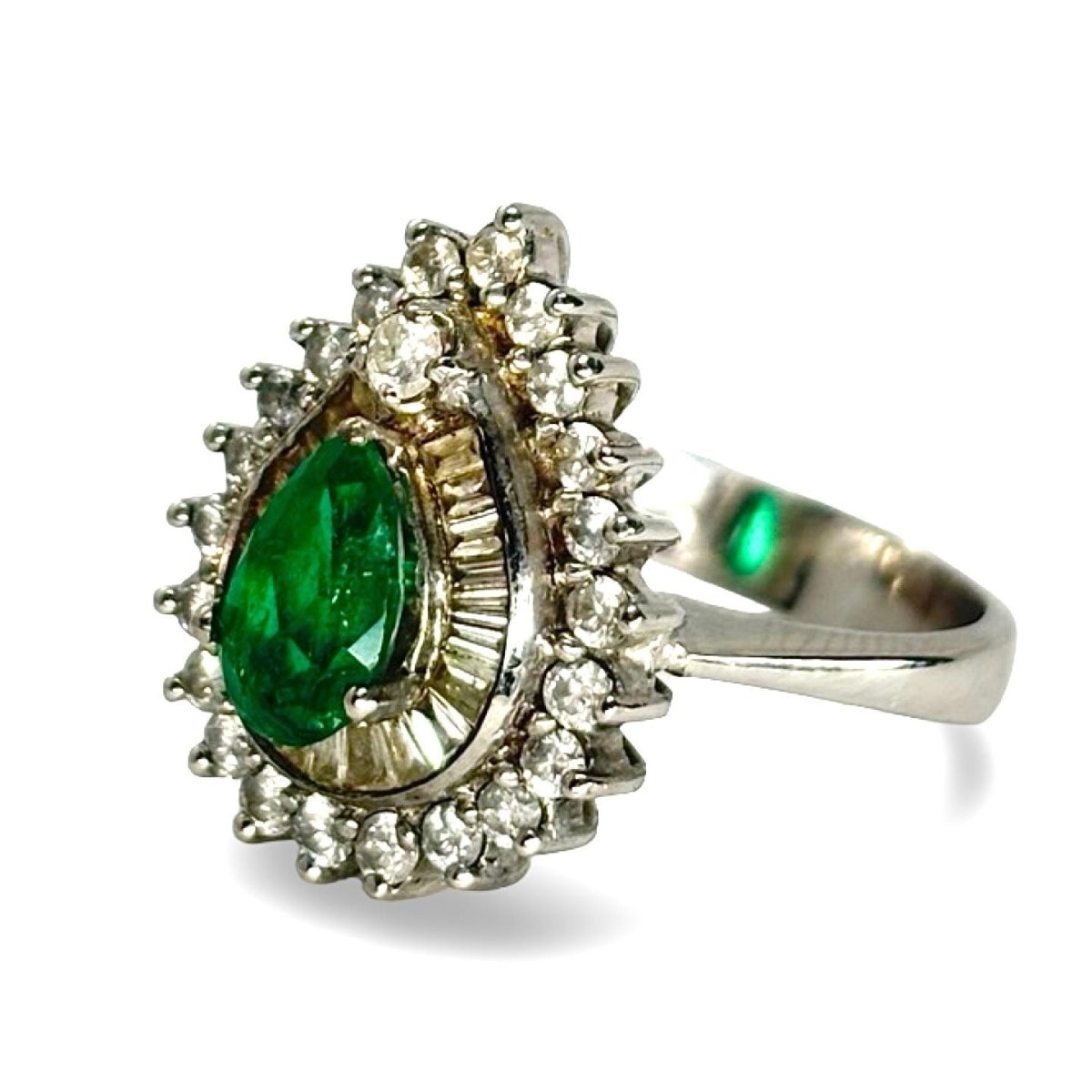Bague Entourage en or blanc, émeraude, et diamants - Castafiore