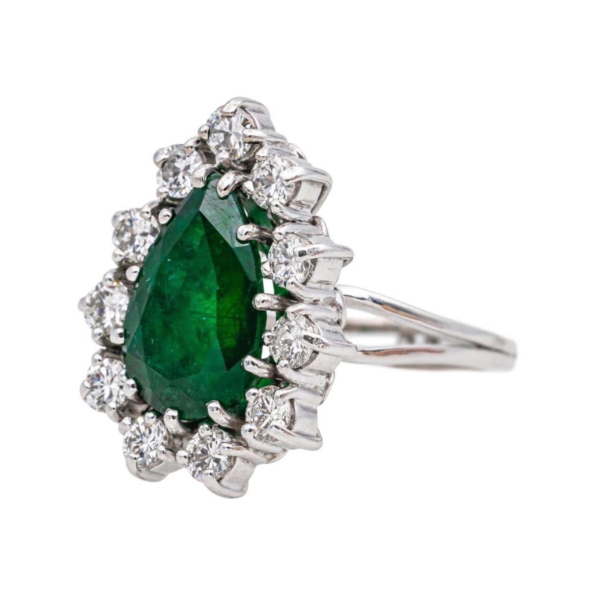 Bague Entourage en or blanc, émeraude et diamants - Castafiore