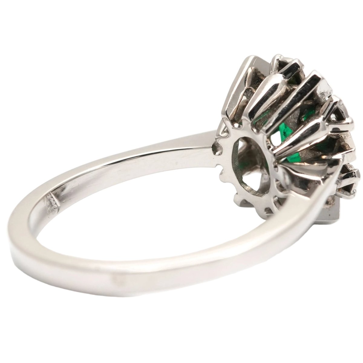 Bague Entourage en or blanc, émeraude et diamants - Castafiore