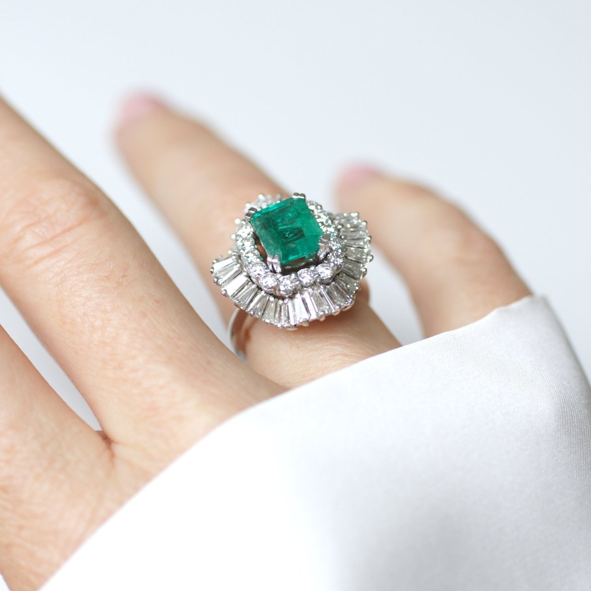 Bague Entourage en or blanc, émeraude et diamants - Castafiore