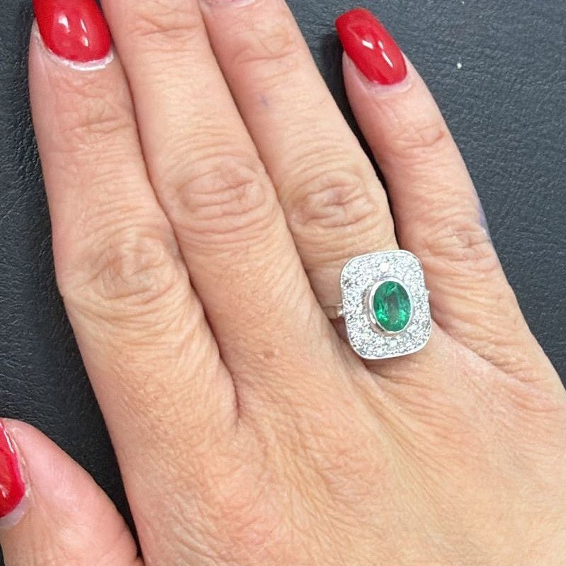 Bague Entourage en or blanc, émeraude et diamants - Castafiore