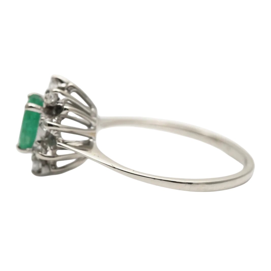 Bague Entourage en or blanc, émeraude et diamants - Castafiore