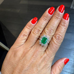 Bague Entourage en or blanc, émeraude et diamants - Castafiore