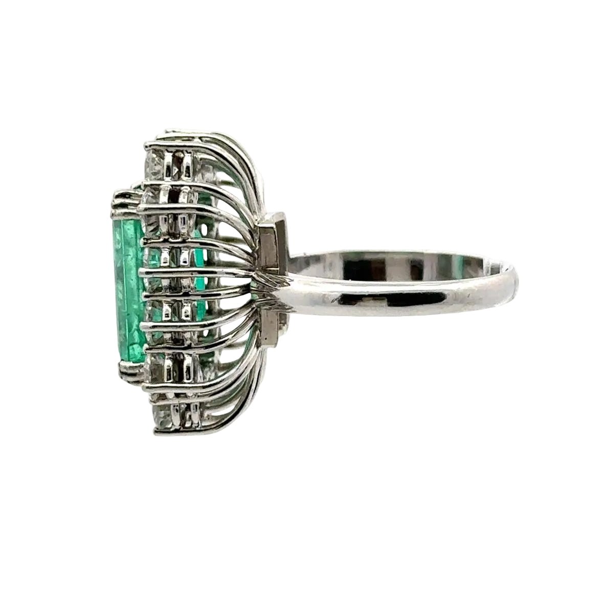 Bague Entourage en or blanc, émeraude et diamants - Castafiore