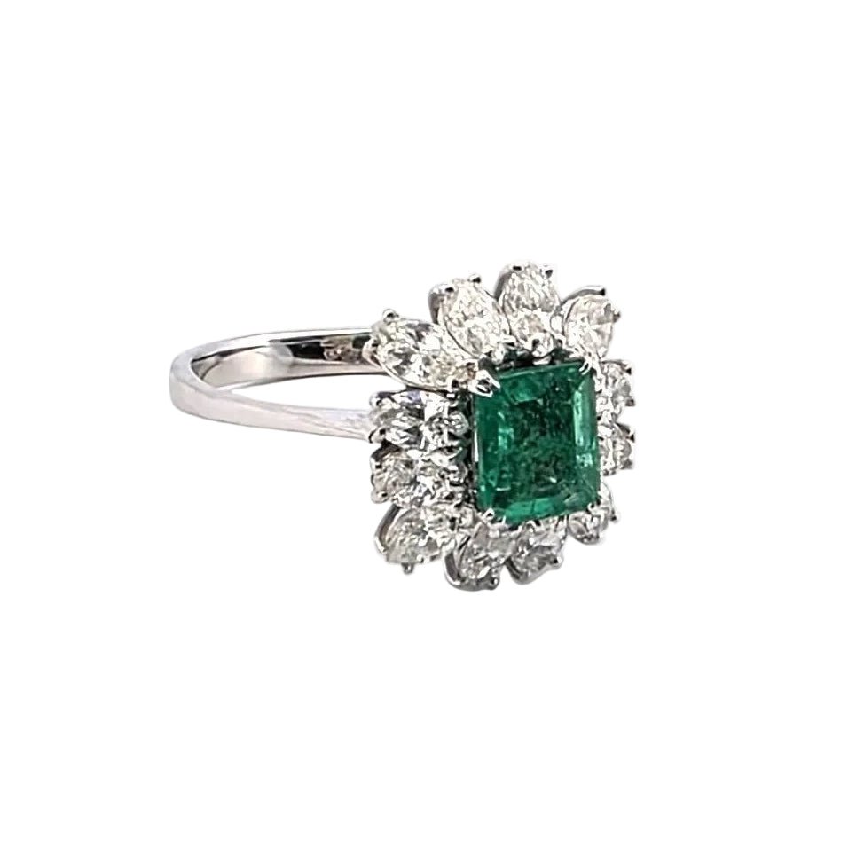 Bague Entourage en or blanc, émeraude et diamants - Castafiore