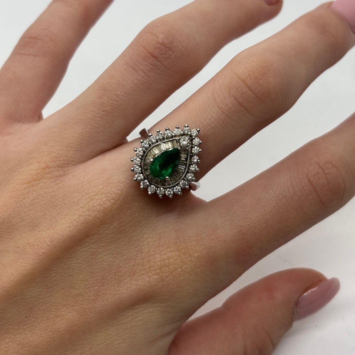 Bague Entourage en or blanc, émeraude, et diamants - Castafiore