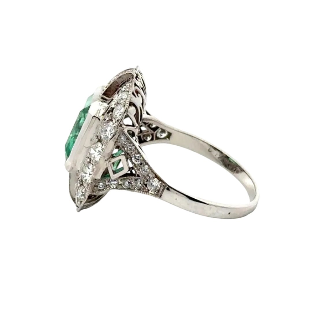 Bague Entourage en or blanc, émeraude et diamants - Castafiore