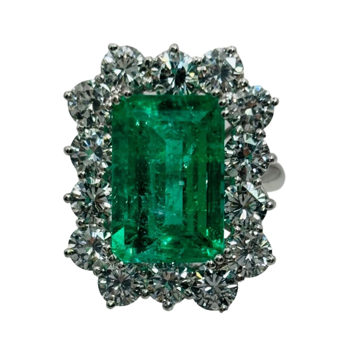 Bague Entourage en or blanc, émeraude et diamants - Castafiore