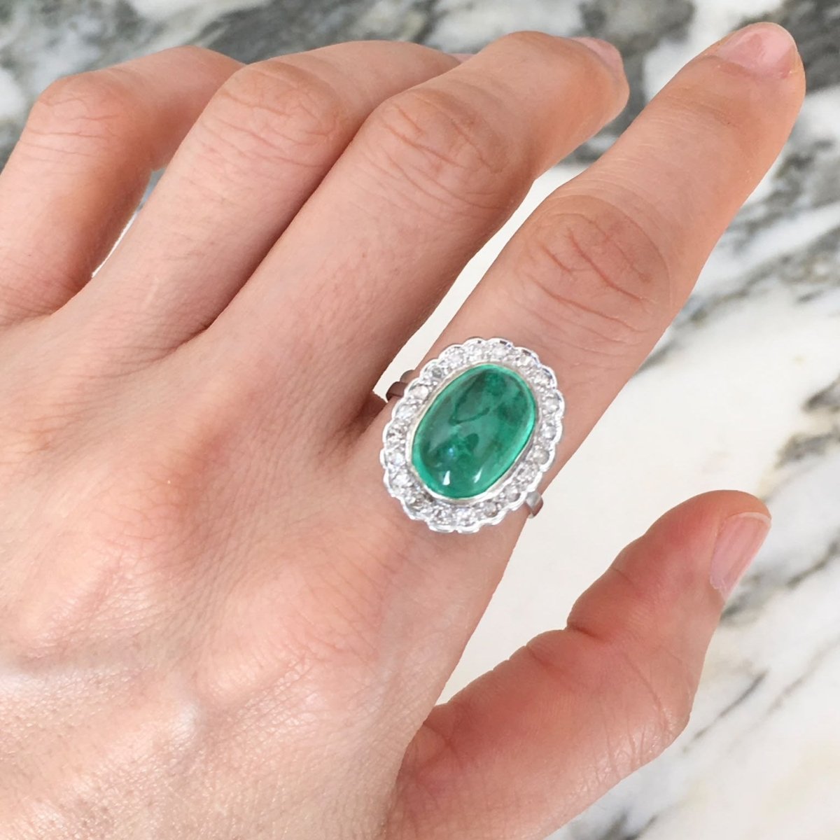 Bague Entourage en or blanc, émeraude et diamants - Castafiore