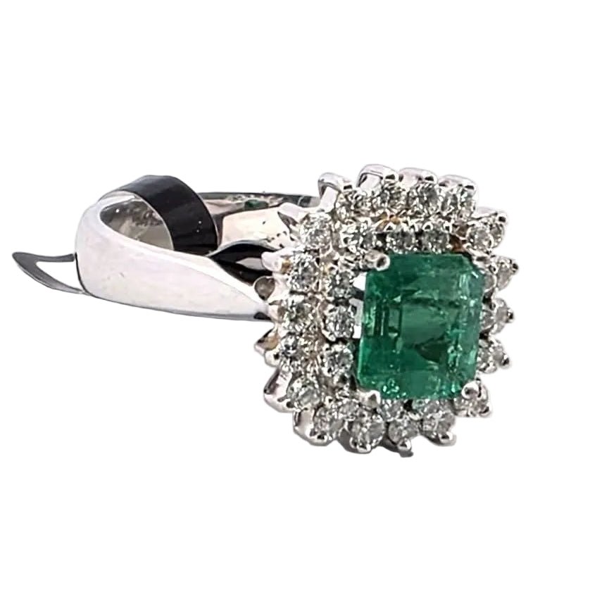 Bague Entourage en or blanc, émeraude et diamants - Castafiore