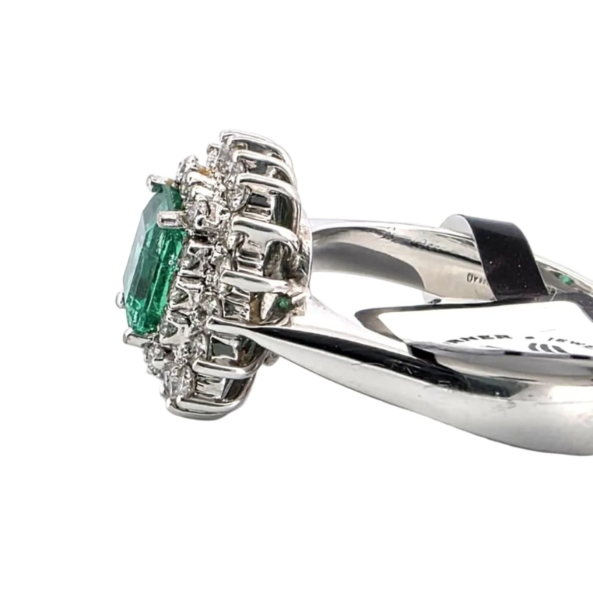 Bague Entourage en or blanc, émeraude et diamants - Castafiore