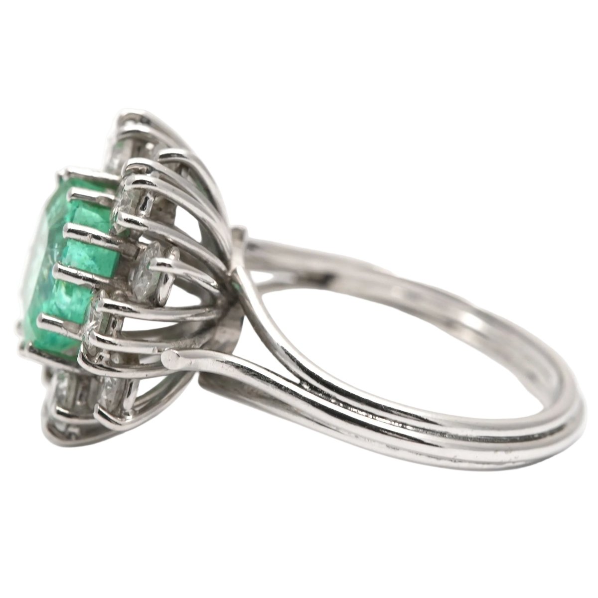 Bague Entourage en or blanc, émeraude et diamants - Castafiore