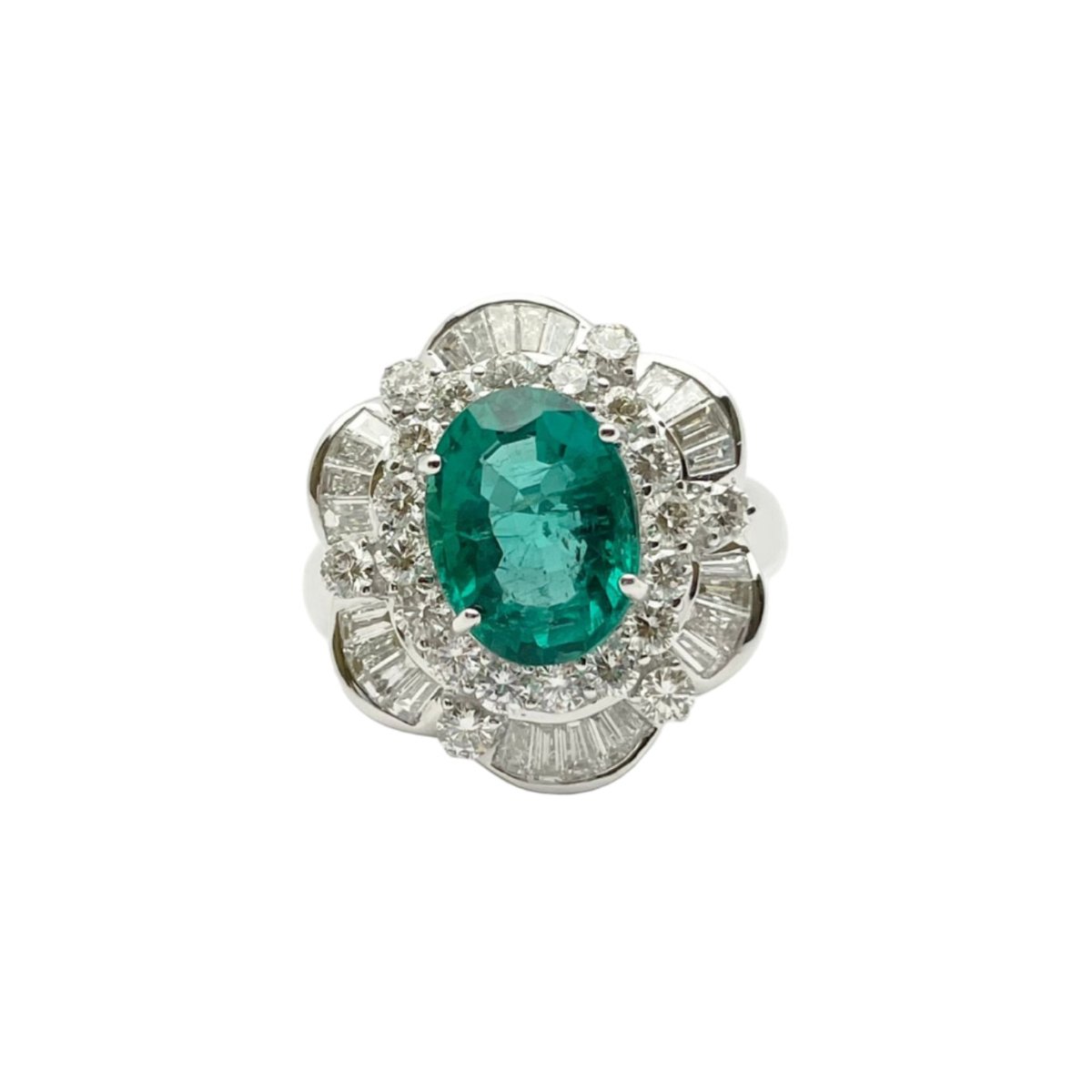 Bague Entourage en or blanc, émeraude et diamants - Castafiore