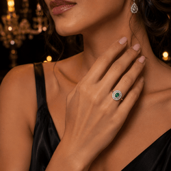 Bague Entourage en or blanc, émeraude et diamants - Castafiore