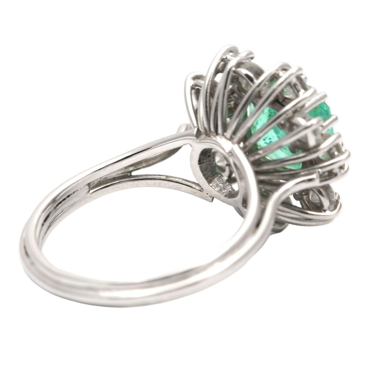 Bague Entourage en or blanc, émeraude et diamants - Castafiore