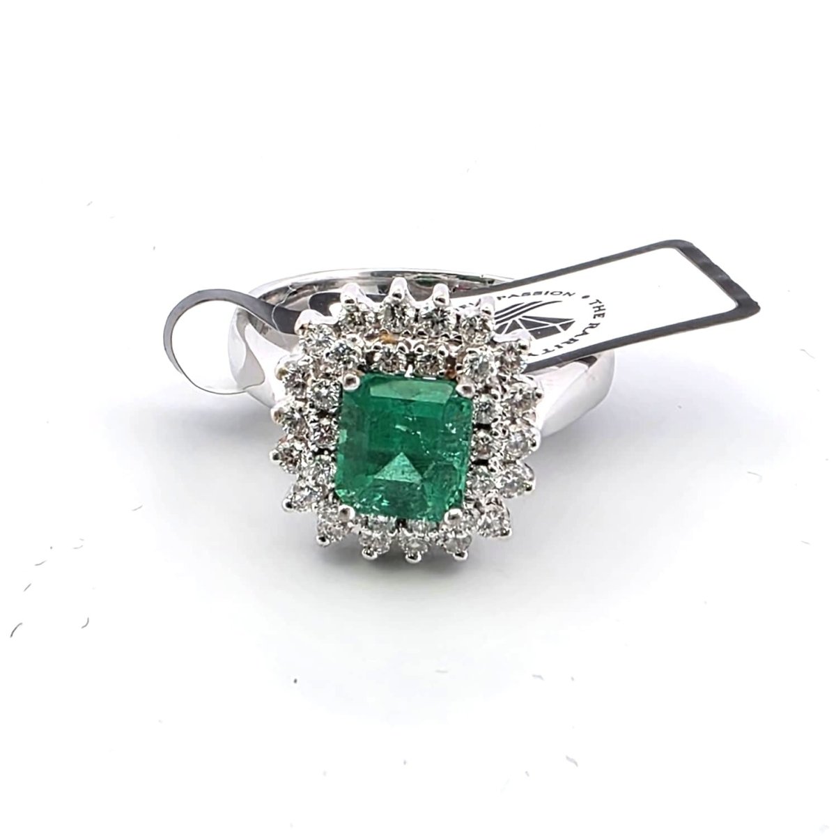 Bague Entourage en or blanc, émeraude et diamants - Castafiore