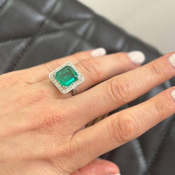 Bague Entourage en or blanc, émeraude et diamants - Castafiore