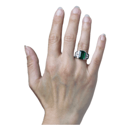 Bague Entourage en or blanc, émeraude, saphirs et diamants - Castafiore