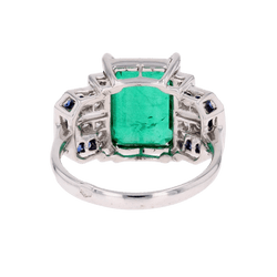 Bague Entourage en or blanc, émeraude, saphirs et diamants - Castafiore