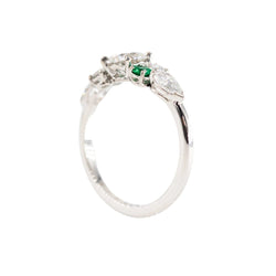 Bague Entourage en or blanc, émeraudes et diamants - Castafiore