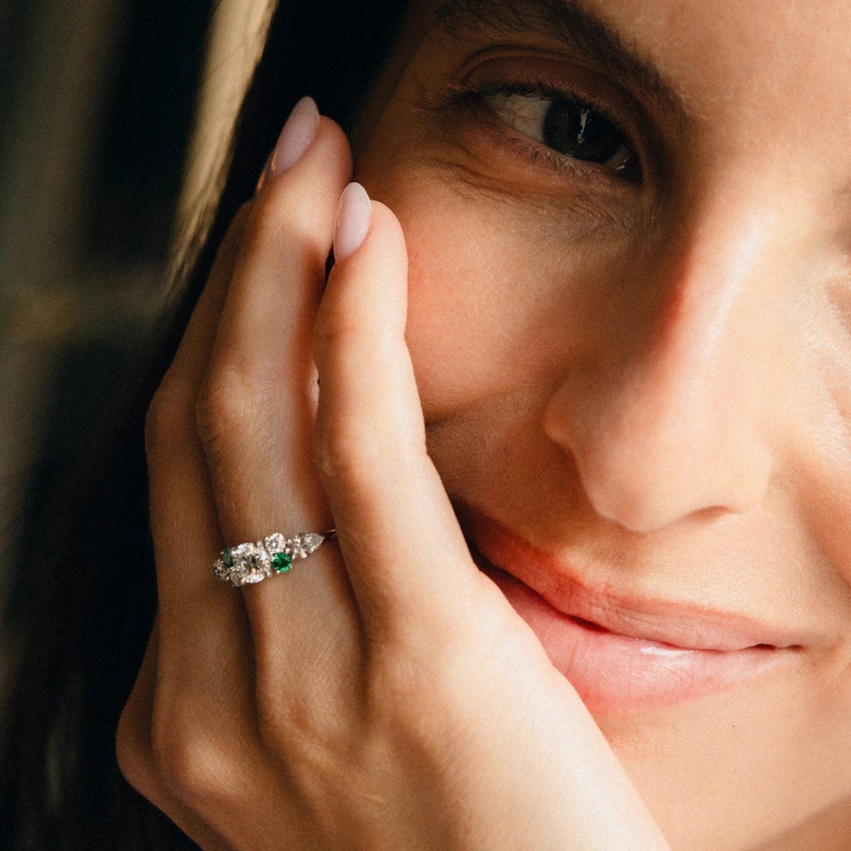 Bague Entourage en or blanc, émeraudes et diamants - Castafiore