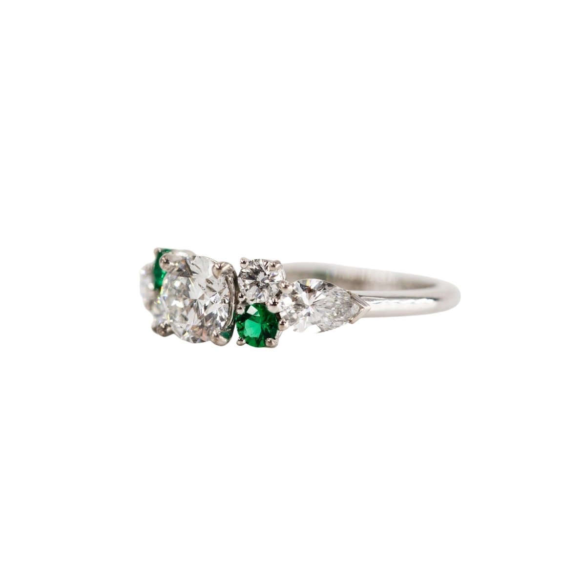 Bague Entourage en or blanc, émeraudes et diamants - Castafiore