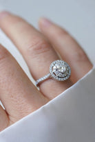 Bague entourage en or blanc et diamant - Castafiore